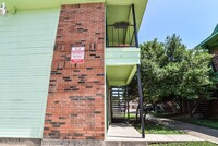 2221 Stella St in Denton, TX - Foto de edificio - Building Photo