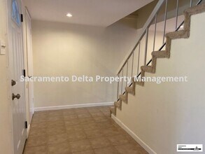 151 Fairgrounds Dr in Sacramento, CA - Foto de edificio - Building Photo