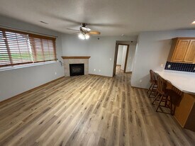 5908 Sutton Pl, Unit 1 in Urbandale, IA - Building Photo