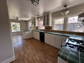 930 N Fairview St in Burbank, CA - Building Photo - Building Photo