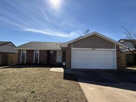 1720 SE 7th St in Moore, OK - Building Photo