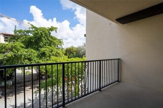 300 Majorca Ave in Coral Gables, FL - Building Photo - Building Photo