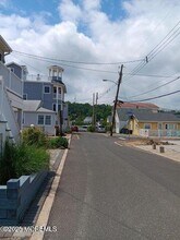 28 Waterview Way in Sea Bright, NJ - Foto de edificio - Building Photo