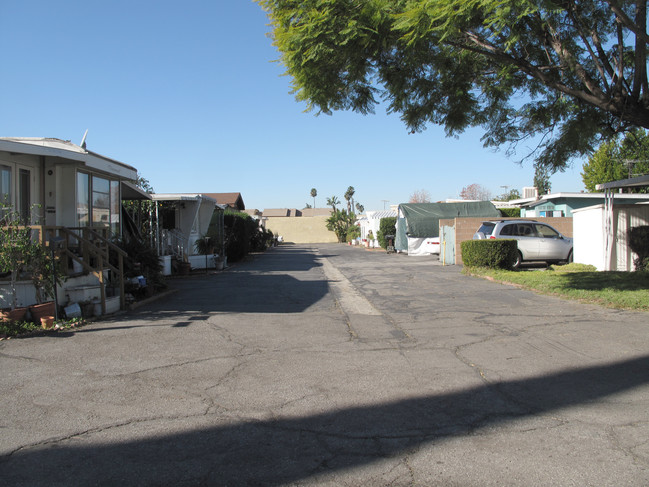 732 E Route 66 in Glendora, CA - Foto de edificio - Building Photo