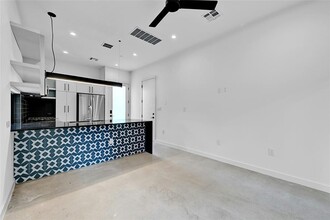 219 Lessin Ln in Austin, TX - Building Photo - Building Photo