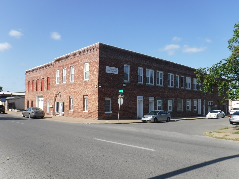 720 S 9th St in St. Joseph, MO - Foto de edificio