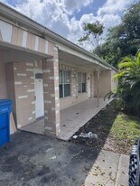 5902 SW 26th Terrace, Unit 125 in West Park, FL - Building Photo