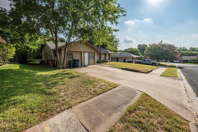 6400 Craigwood Cir in Austin, TX - Building Photo - Building Photo