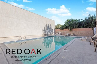 8614 Woodley Ave, Unit 218 in Los Angeles, CA - Foto de edificio - Building Photo