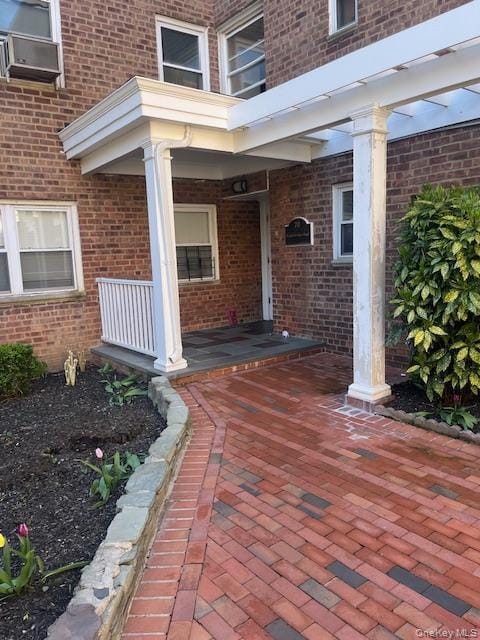 70 Knightsbridge Rd in Great Neck Plaza, NY - Building Photo