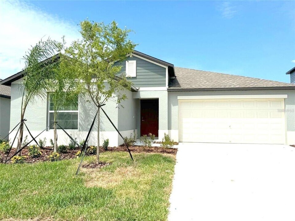 32324 Wishing Hvn Dr in San Antonio, FL - Building Photo