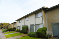 Riviera West Chester Apartments in Bakersfield, CA - Foto de edificio - Building Photo