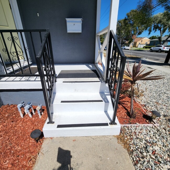 2059 W 104th St, Unit 2061 in Los Angeles, CA - Foto de edificio - Building Photo