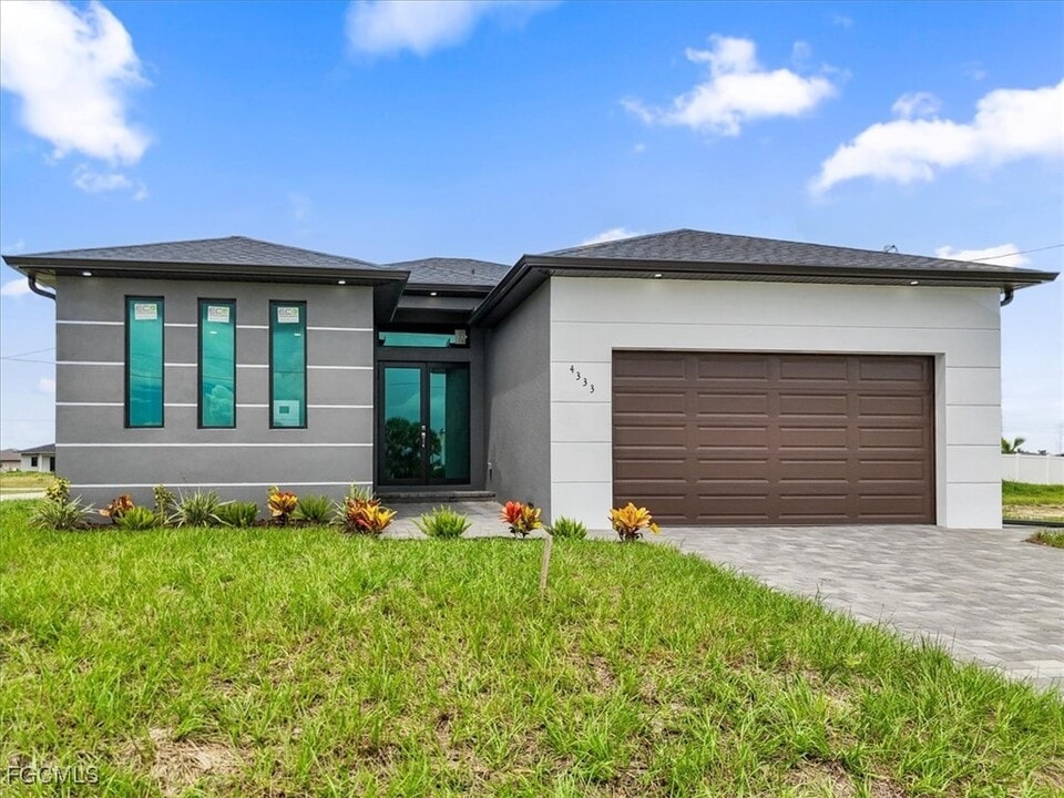 4333 NW 33rd Ln in Cape Coral, FL - Building Photo