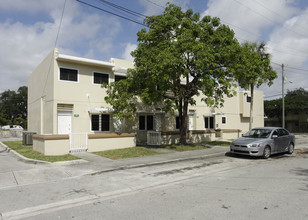 5490-5496 NE Miami Pl in Miami, FL - Building Photo - Building Photo