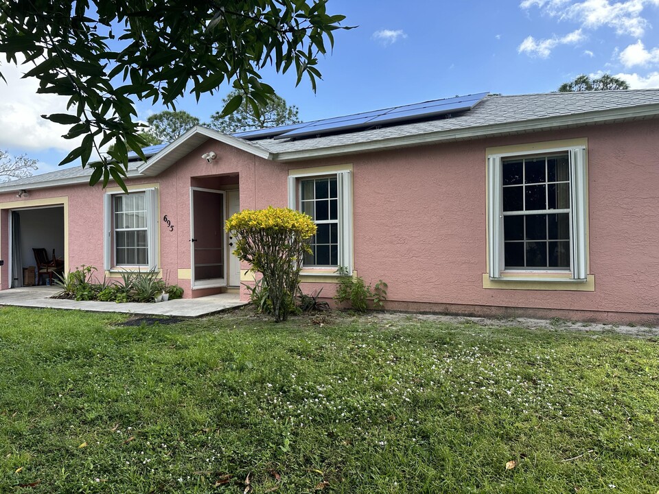 695 SW Heather St in Port St. Lucie, FL - Building Photo