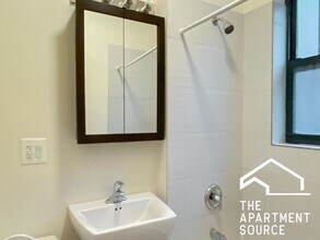 430 W Surf St, Unit 2D in Chicago, IL - Building Photo - Building Photo