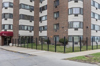 7337 S South Shore Dr in Chicago, IL - Building Photo - Building Photo