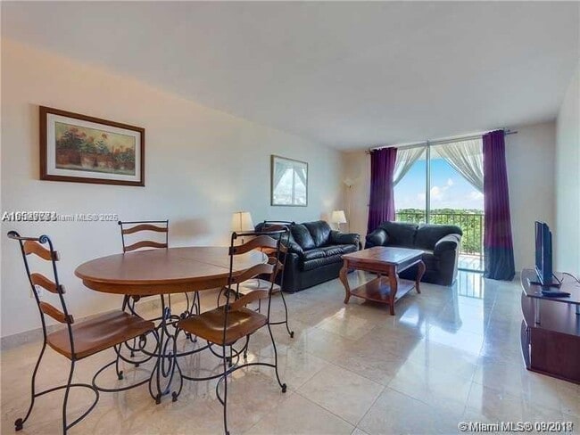 210 Seaview Dr in Key Biscayne, FL - Foto de edificio - Building Photo