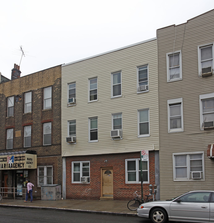 586 Manhattan Ave in Brooklyn, NY - Building Photo