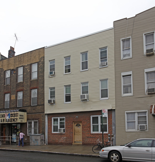 586 Manhattan Ave in Brooklyn, NY - Foto de edificio - Building Photo