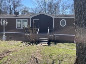 9677 Longstreet Rd in Willis, TX - Building Photo