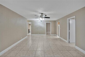 7101 W Sunrise Blvd, Unit D2 in Plantation, FL - Building Photo - Building Photo