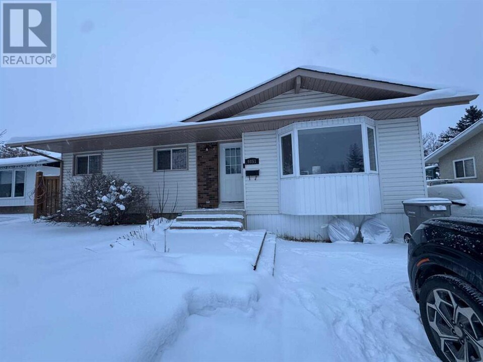 9851 80 Ave in Grande Prairie, AB - Building Photo