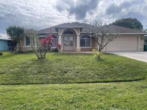 1072 SW Castaneda Ln in Port St. Lucie, FL - Building Photo - Building Photo