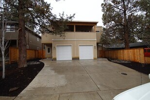 499 SE Douglas St in Bend, OR - Building Photo