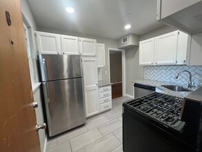 3660 Peachtree Rd NE in Atlanta, GA - Foto de edificio - Building Photo