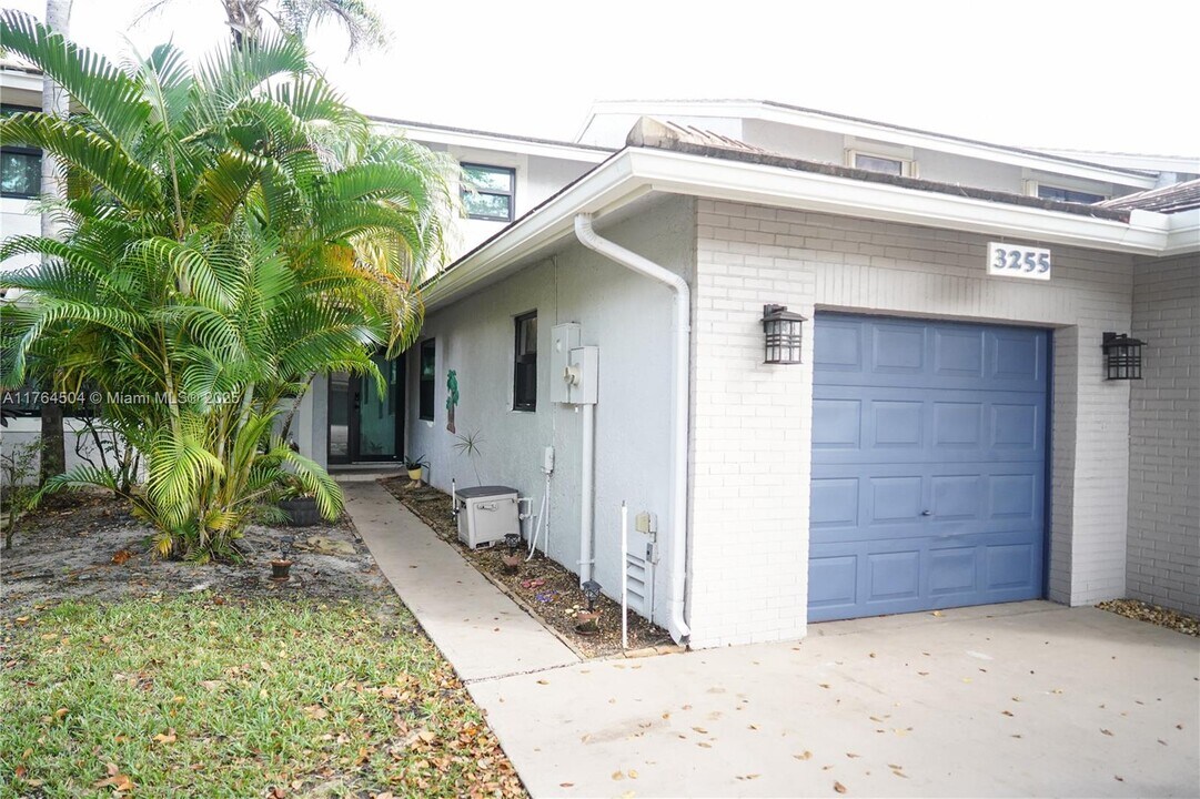 3255 Lakeshore Dr in Deerfield Beach, FL - Building Photo