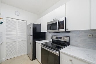 3020 NE 32nd Ave, Unit 1103 in Fort Lauderdale, FL - Foto de edificio - Building Photo