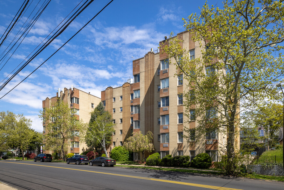 Lyons Towers in Newark, NJ - Building Photo