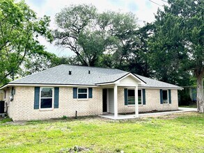 813 Cedar Lawn Dr in Alvin, TX - Building Photo - Building Photo
