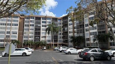 1200 St Charles Pl in Pembroke Pines, FL - Foto de edificio - Building Photo
