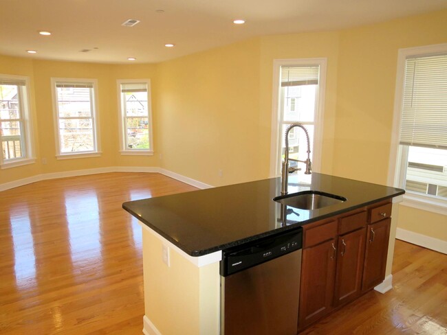 10 Jay St, Unit 2 in Somerville, MA - Building Photo - Building Photo