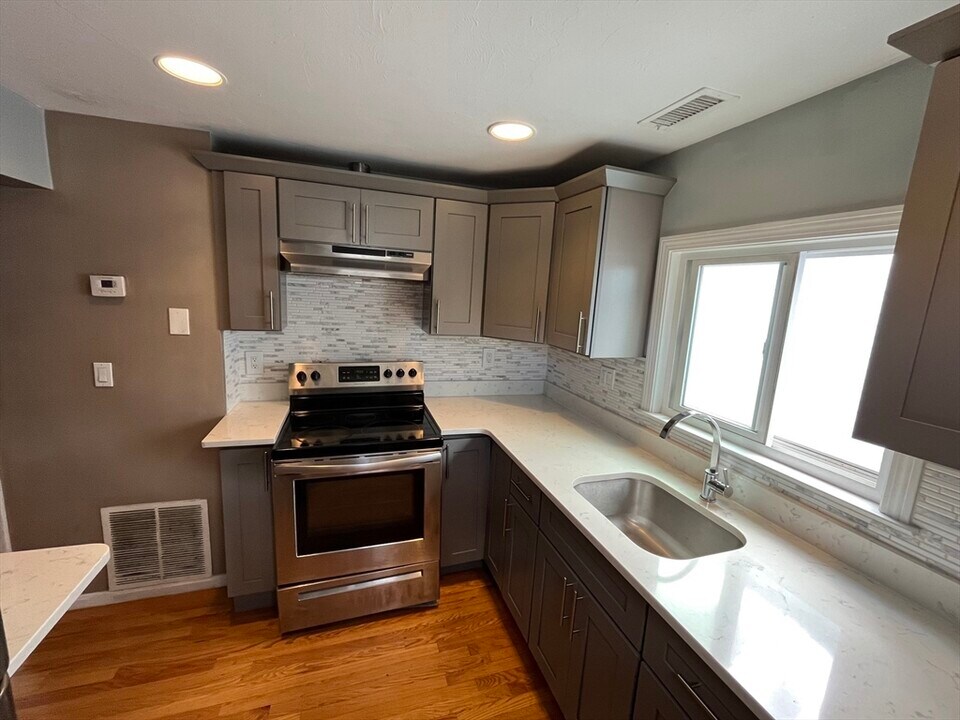949 Dorchester Ave in Boston, MA - Building Photo