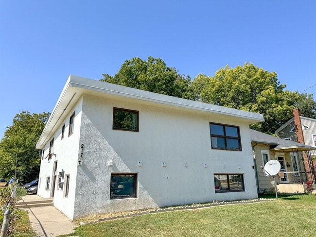 property at 217 S Summit Ave