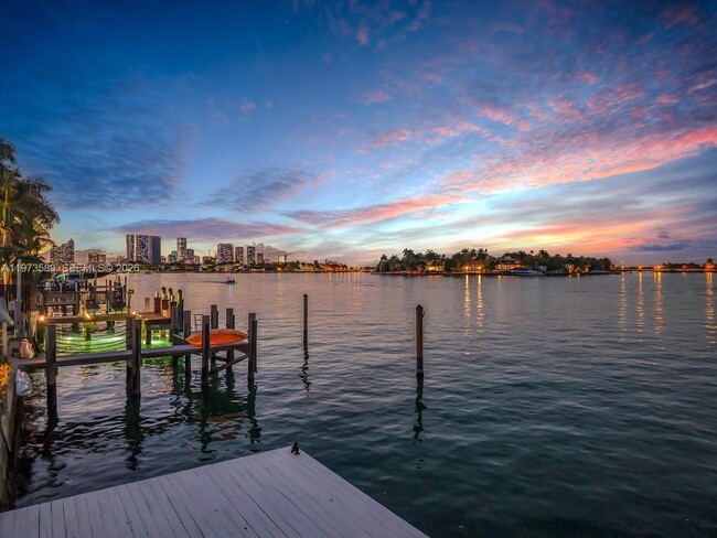 property at 279 N Hibiscus Dr