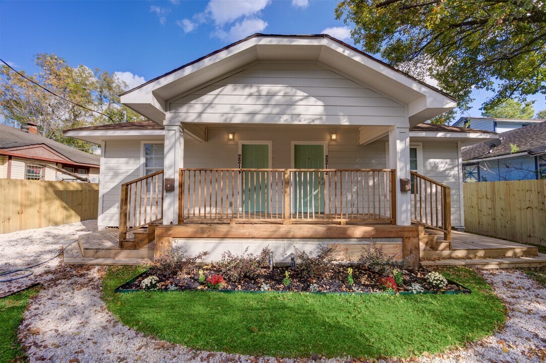 2214 McKee St in Houston, TX - Building Photo