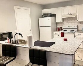 826 W Peachtree Dr in Fayetteville, AR - Building Photo - Building Photo