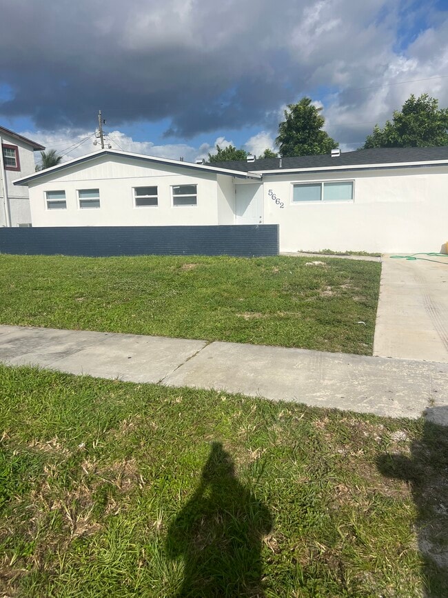 5662 Parke Ave in West Palm Beach, FL - Building Photo - Building Photo