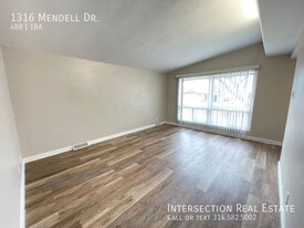 1316 Mendell Dr in University City, MO - Building Photo - Building Photo