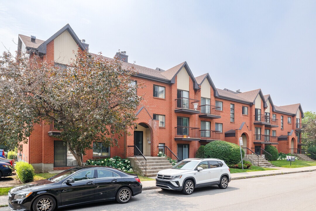 4082 De La Seine Rue in Laval, QC - Building Photo