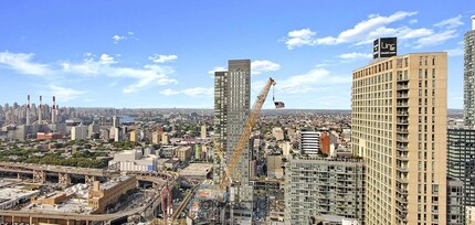 3 Ct Square W, Unit 3506 in Queens, NY - Building Photo - Building Photo