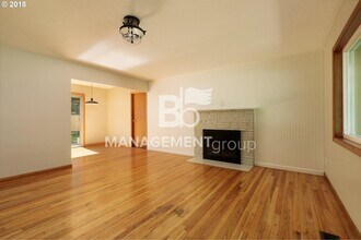 6096 SW Harrington Ave in Lake Oswego, OR - Building Photo - Building Photo