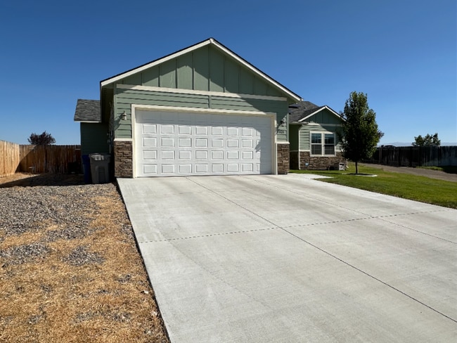 1600 NE Cinder Loop in Mountain Home, ID - Foto de edificio - Building Photo