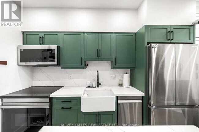 4 Elsinore Path in Toronto, ON - Building Photo - Building Photo