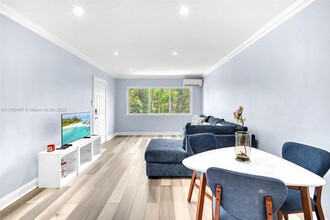 10072 E Bay Harbor Dr in Bay Harbor Islands, FL - Foto de edificio - Building Photo